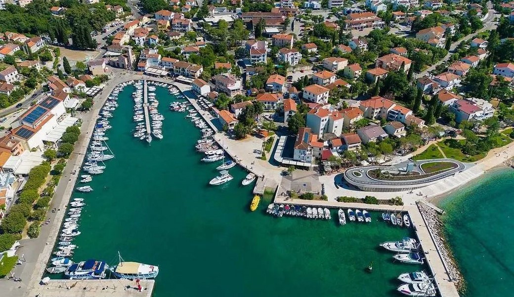 Nova vizura centra Malinske s novim Interpretacijskim centrom.jpg